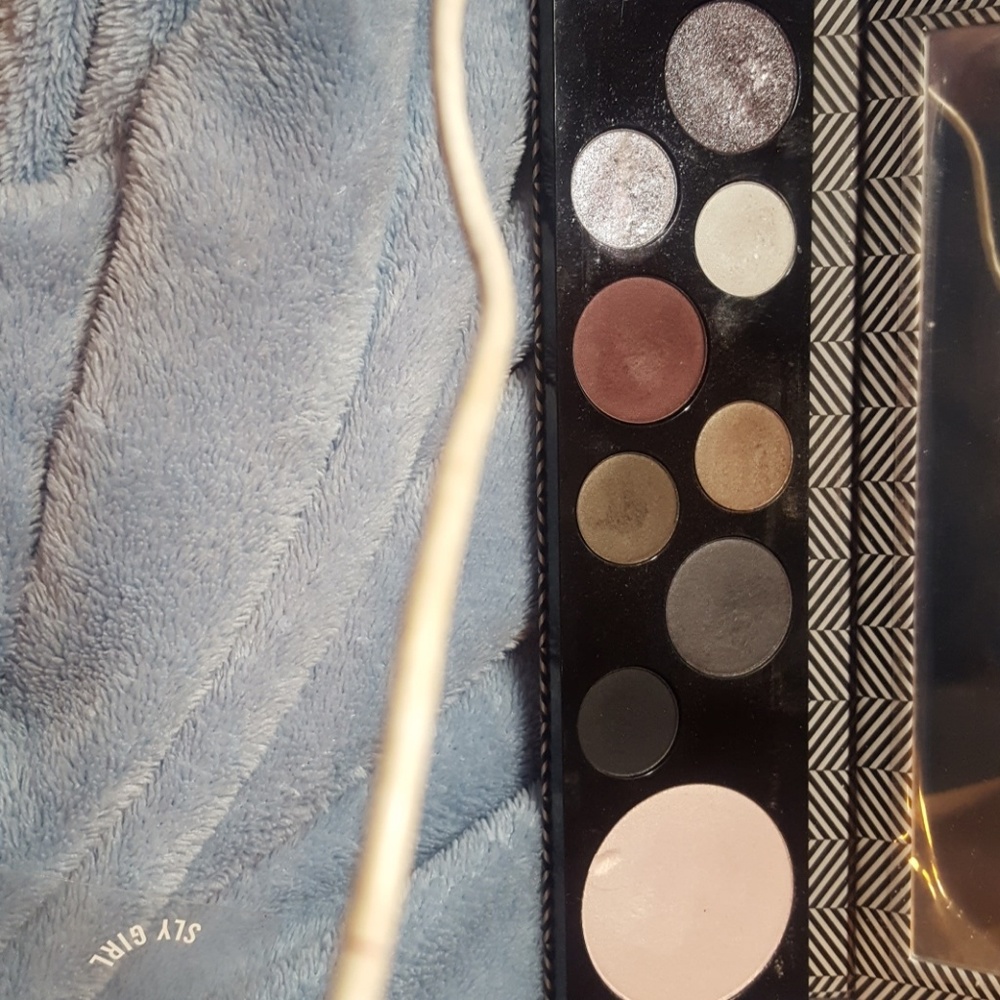 Mac Basic Bitch Palette - Picture 3 of 4